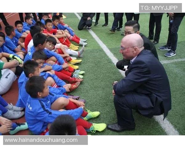 足球明星与孩子们的欢乐互动视频展现温馨瞬间与无尽乐趣